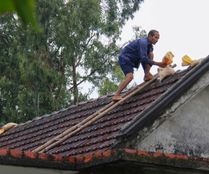 Người dân chằng chéo nhà cửa trước cơn bão mạnh nhất năm