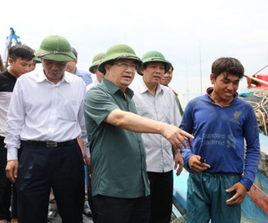 Phó thủ tướng trực tiếp kiểm tra việc ứng phó nơi bão số 10 đổ bộ