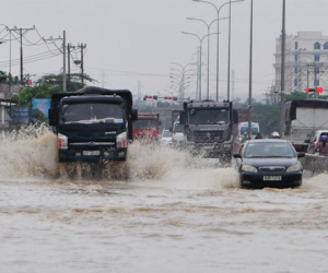 Quốc lộ 51 ở Đồng Nai chìm trong biển nước suốt 7 giờ