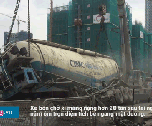 Video: Cẩu xe bồn hơn 20 tấn sau tai nạn trên đường vành đai 3