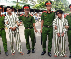 Bị cướp hiếp dâm khi bạn trai bỏ chạy vì bị đánh