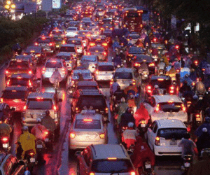 Chùm ảnh: Ảnh hưởng của bão số 10, người Hà Nội vội vã về nhà trong cơn mưa lớn