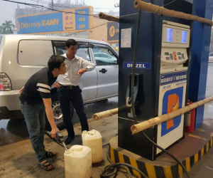 "Trói" cây xăng, dỡ biển quảng cáo trước bão số 10