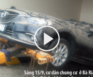 Video: Kéo 7 ôtô, hàng trăm xe máy ra khỏi hầm chung cư ngập nước