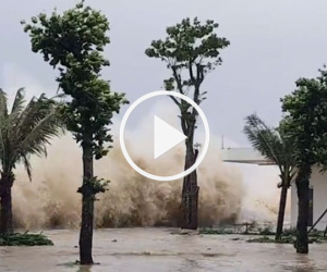 Video: Nước biển tràn đê do sóng lớn, đường ở Sầm Sơn thành sông