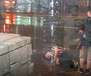 Bất chấp mưa bão, chàng trai vẫn nằm lăn ra đường giả vờ ngất để "ăn vạ" người yêu
