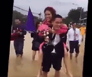 Chú rể cõng cô dâu về nhà giữa ngày mưa bão ở Hải Phòng gây sốt