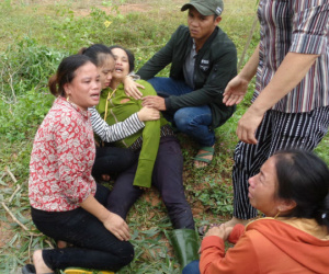 Dây điện đứt do bão, mẹ đau đớn nhìn con bị điện giật chết