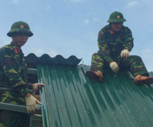Gần 400 chiến sĩ Sư đoàn 324 từ Nghệ An vào Hà Tĩnh giúp dân sau bão