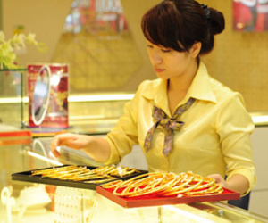 Giá vàng thế giới "quay đầu" giảm, trong nước tăng