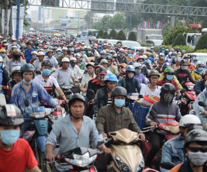 Giải tỏa 50 kiốt bên sân bay Tân Sơn Nhất, đường phố kẹt cứng