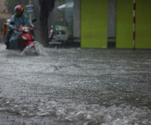 Nhiều tuyến phố ở Thanh Hóa thành sông sau mưa lớn