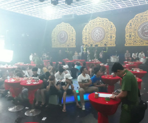 Đột kích quán bar có hơn 200 khách chơi, phát hiện 52 đối tượng “dính” ma túy