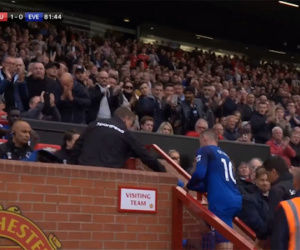 CĐV Man Utd đồng loạt đứng dậy vỗ tay khi Rooney rời sân
