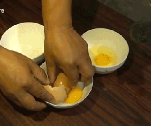 Đập vỡ trứng, phát hiện điều kỳ lạ bên trong