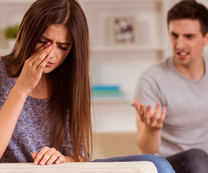Em bị chồng tát đau điếng chỉ vì bỏ quên miếng băng vệ sinh đã dùng trong nhà tắm