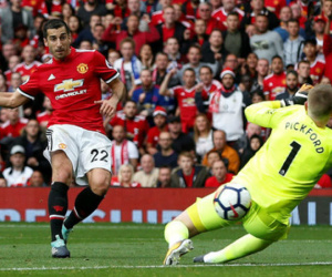 Hàng công bùng nổ cuối trận, Man Utd đại thắng Everton