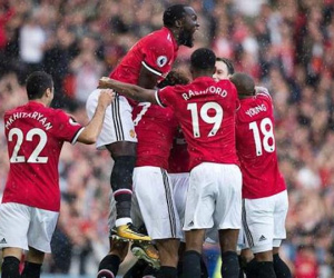Man Utd phải xếp dưới Man City do ... bảng chữ cái