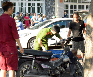 Người đàn ông gục chết trên xe máy ở Sài Gòn