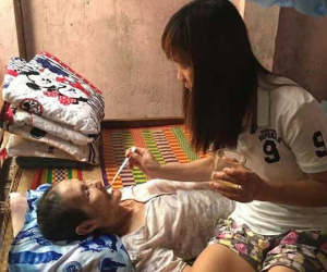 Nữ tuyển thủ đá bóng kiếm tiền chữa bệnh cho mẹ