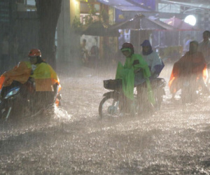 Vì sao TP.HCM mưa dông "khủng" trong đêm?