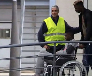 Dembele ngồi xe lăn khi tới Phần Lan chuẩn bị phẫu thuật
