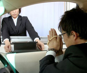 Dịch vụ ngồi xe hơi viếng đám tang ở Nhật Bản