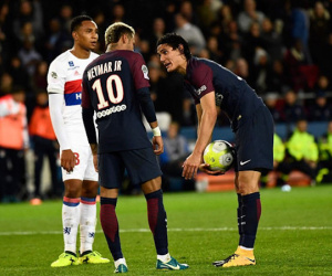 Neymar định đấm Cavani trong phòng thay đồ?