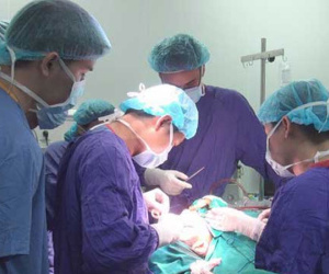Chơi bên máy dệt, bé 10 tuổi bị lột da từ trán đến đỉnh đầu
