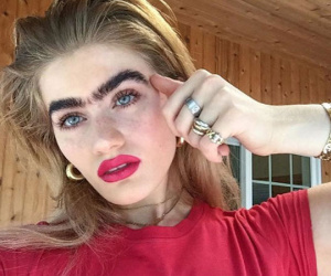 Cô gái nổi tiếng Instagram nhờ có cặp lông mày "hoang dại"