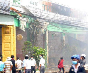 Công ty thuốc thực vật bốc cháy, hôi nồng, di dời ngàn học sinh