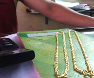 Cướp thản nhiên dùng kìm cắt vòng vàng trên cổ nạn nhân