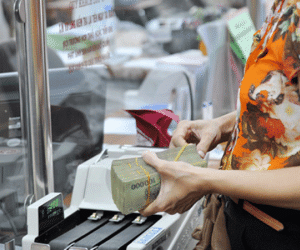 Tăng lương tối thiểu để cải thiện đời sống của lao động yếu thế