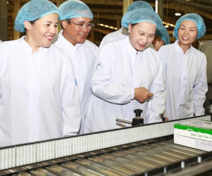 Vinamilk chia sẻ khó khăn với trẻ em vùng lũ