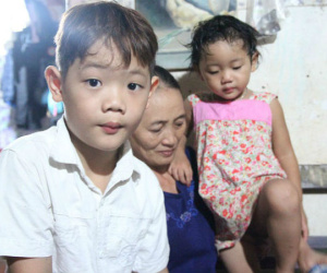 Bố mất, 4 tháng sau mẹ đang mang bầu tử vong, 2 đứa trẻ ngỡ cha mẹ đi làm xa