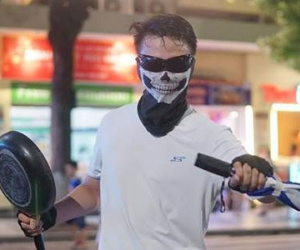 Cầm chảo chạy, tuyển người yêu ở phố đi bộ: Nhảm nhí hay sáng tạo?
