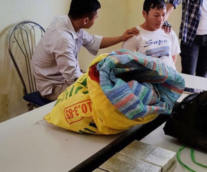 Cho 10 bánh heroin vào bao tải rồi chở đi tiêu thụ