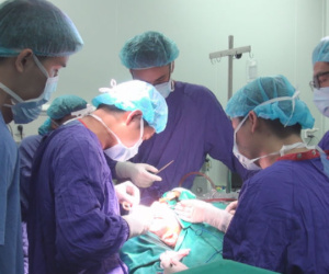 Ghép da tự thân cứu bé gái bị lột da đầu vì tóc cuốn vào máy dệt