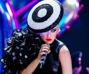Katy Perry mặc đồ diễn do Công Trí thiết kế