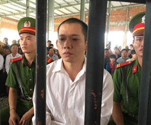Kỹ sư cầm súng cướp ngân hàng hầu tòa với khung án tử hình