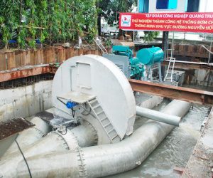 "Siêu" máy bơm nổ máy 15 phút, đường Nguyễn Hữu Cảnh hết ngập ngay lập tức