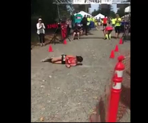 Chạy marathon gần đến đích thì bị ngã, cô gái dùng cách "độc" về đích