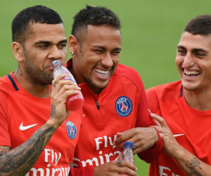 Dani Alves yêu cầu Diego Forlan "câm mồm"