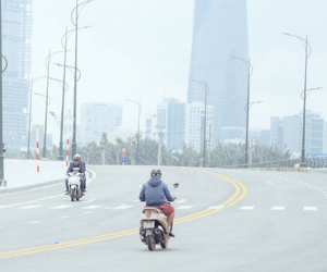 Hàng loạt cao ốc ở Sài Gòn "mất tích" trong sương mù dày đặc vào giữa trưa