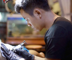 Lương hơn 3 triệu đồng, thầy giáo trẻ bỏ biên chế làm thợ xăm