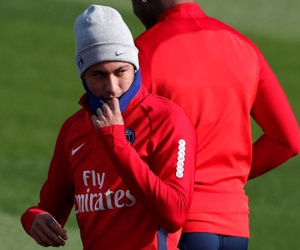 Neymar xin lỗi vì tranh giành quyền đá phạt với Cavani