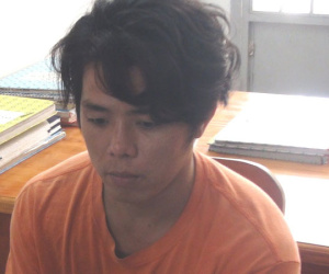Người đàn ông van xin tên cướp thôi hãm hại bạn gái