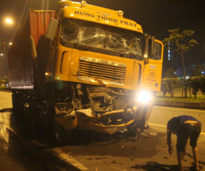 Xe container húc nhau văng 20m, tài xế tử vong thương tâm