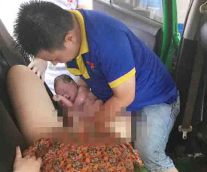 Chồng đỡ đẻ cho vợ trên taxi khi vừa đến cổng bệnh viện