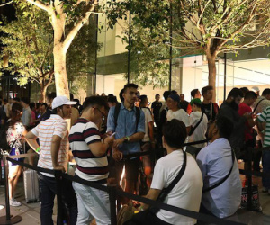 Người Việt trắng đêm chờ mua iPhone 8